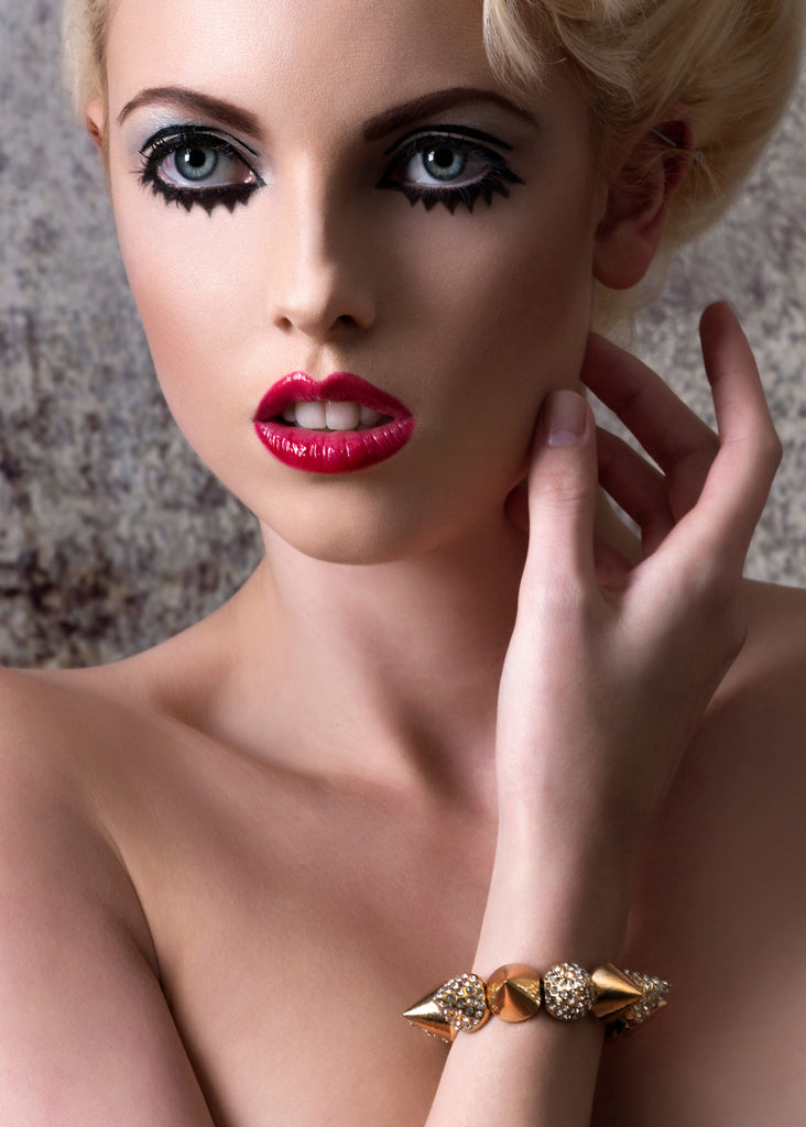 Trendiges goldfarbenes Spike Armband mit Glitzersteinen