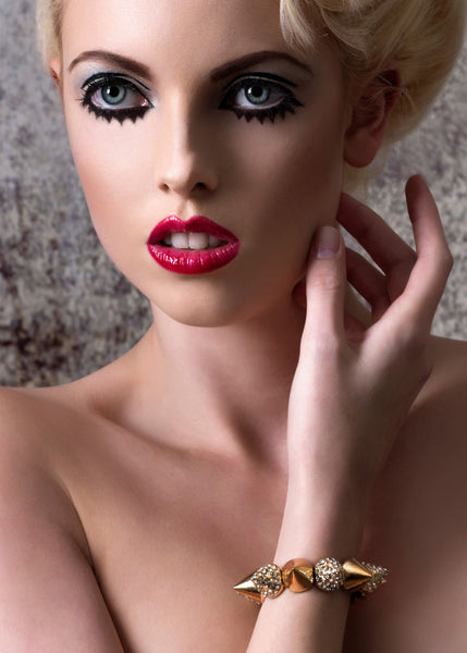 Trendiges goldfarbenes Spike Armband mit Glitzersteinen