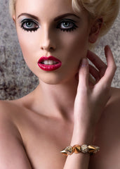 Trendiges goldfarbenes Spike Armband mit Glitzersteinen