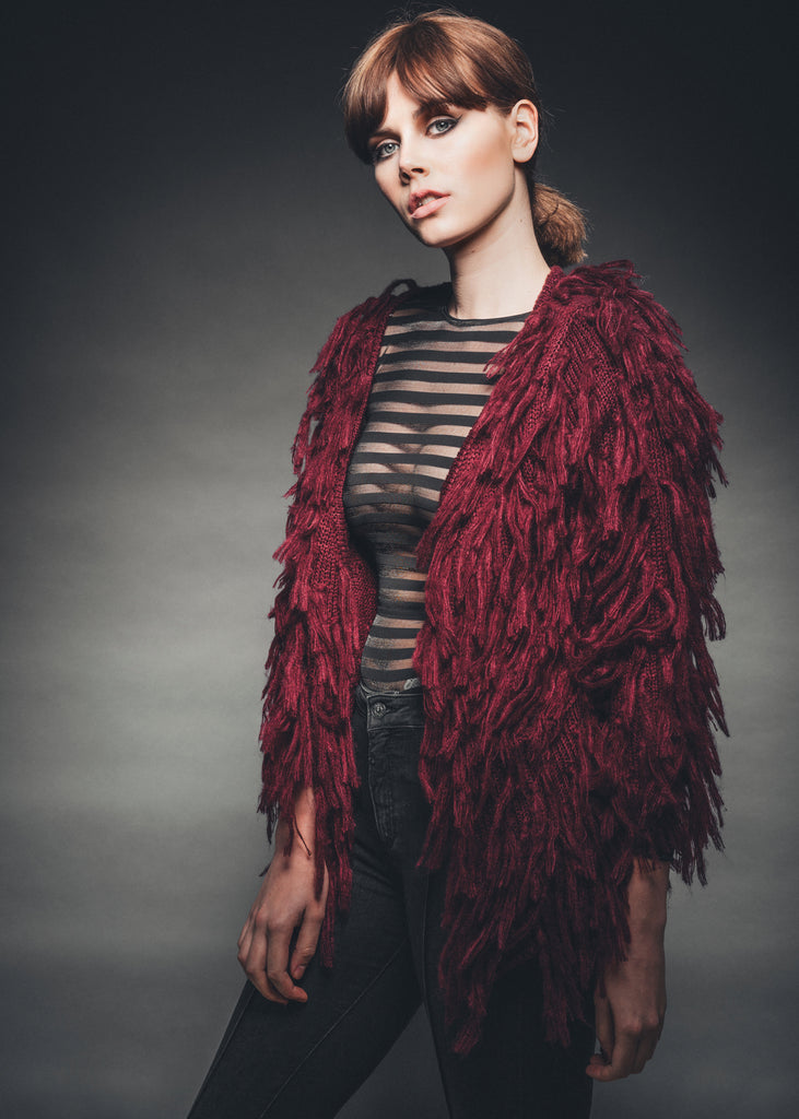 Lila Strickjacke mit Fransen