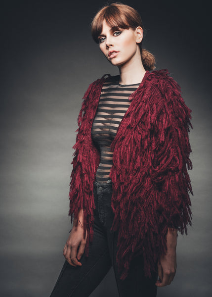 Lila Strickjacke mit Fransen