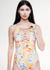 Gelber Badeanzug mit Blumen