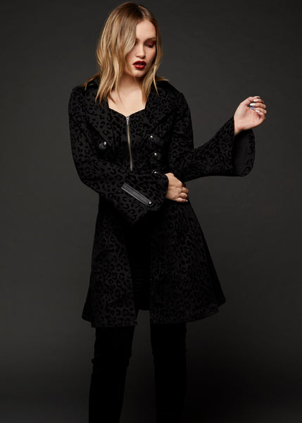 schwarzer mantel mit leopardenmuster