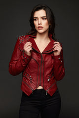 Rote Damen Kunstlederjacke mit Nieten